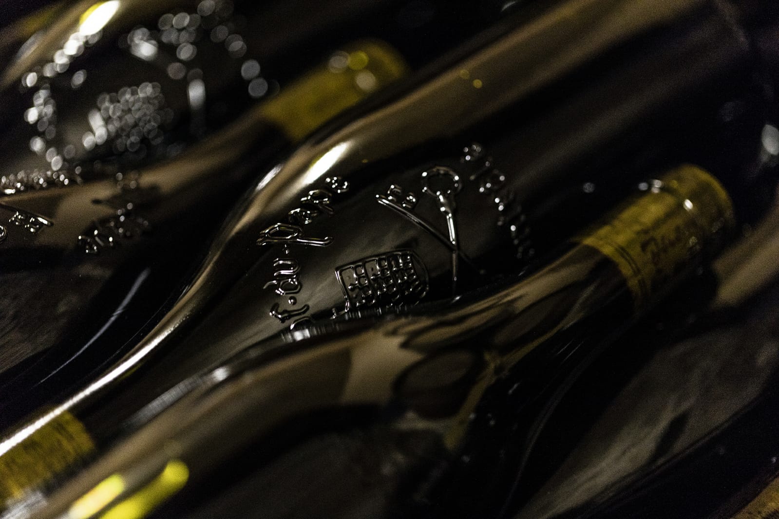 gros plan de bouteilles de vin châteauneuvois