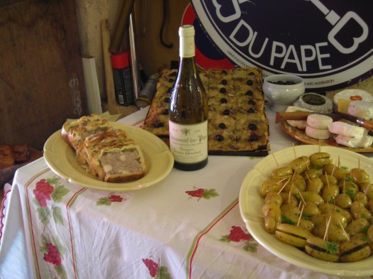 Une belle table accompagnée c'une bouteille de Châteauneuf-du-Pape blanc